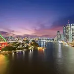 Stylish Brisbane City Stay With Bbq Pool & Gym