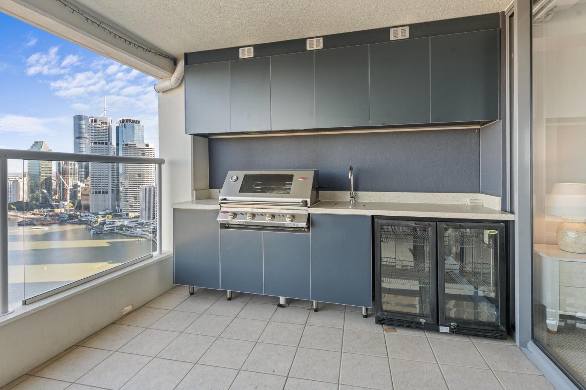 Stylish With Bbq Pool & Gym Apartment Brisbane